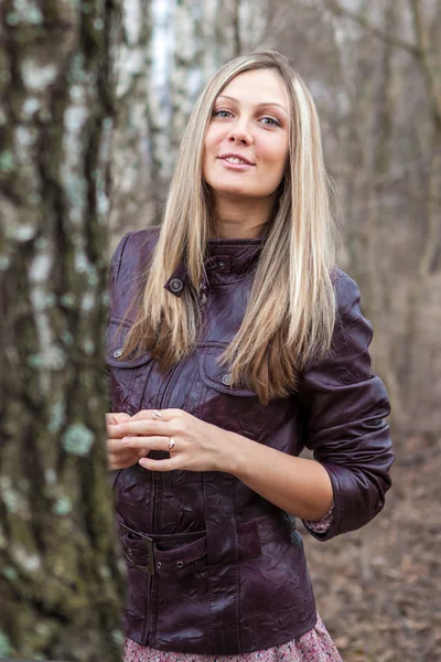 Portret van het meisje in het bos — Stockfoto