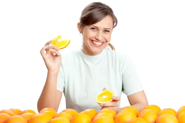 Das Mädchen lächelt und isst orange — Stockfoto
