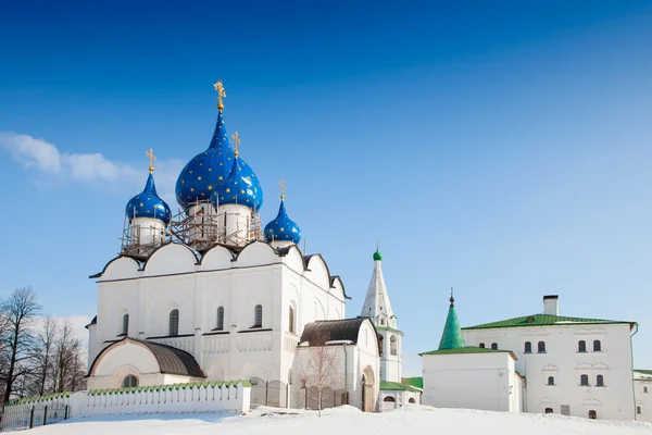Katedral karşı mavi gökyüzü background.suzdal, Rusya Federasyonu — Stok fotoğraf