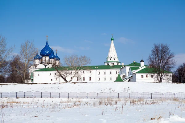 Catedral contra el fondo del cielo azul.Suzdal, Rusia — Foto de Stock