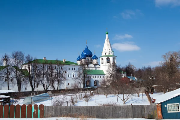 Catedral contra el fondo del cielo azul.Suzdal, Rusia —  Fotos de Stock