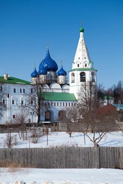 Kathedrale vor blauem Himmel background.suzdal, Russland — Stockfoto