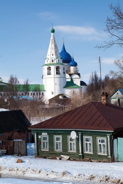 Catedral contra el fondo del cielo azul.Suzdal, Rusia — Foto de Stock