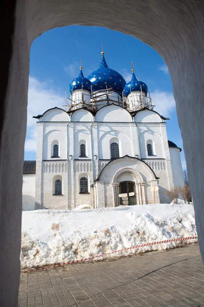 Kathedrale vor blauem Himmel background.suzdal, Russland — Stockfoto