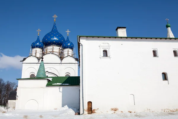 Catedral contra o fundo azul do céu.Suzdal, Rússia — Fotografia de Stock