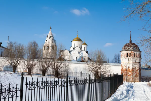 Catedral contra o fundo azul do céu.Suzdal, Rússia — Fotografia de Stock