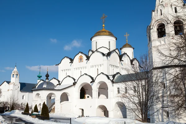 Kathedraal tegen de blauwe hemel-background.suzdal, Rusland — Stockfoto
