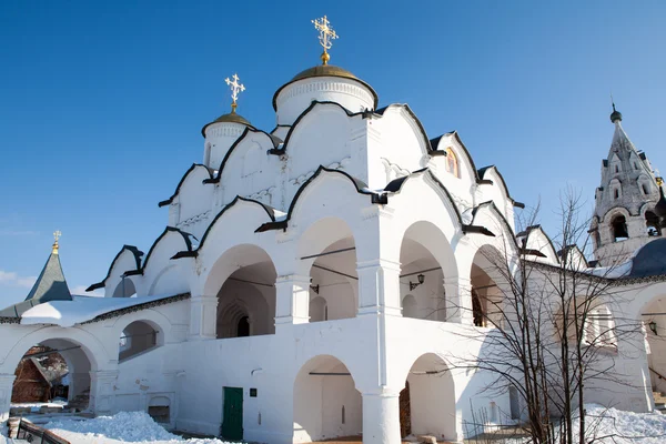 Cathédrale sur fond de ciel bleu.Suzdal, Russie — Photo