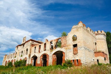 bir yaz günü tarihi mimarisi gökyüzünde. Manor khra