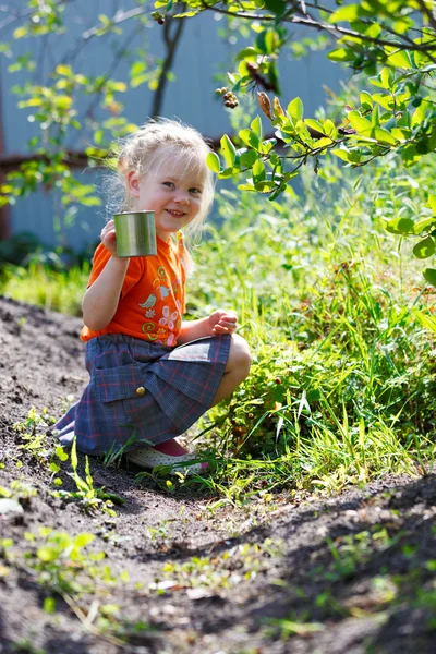 Young woman is picking of berry — Stock Photo, Image