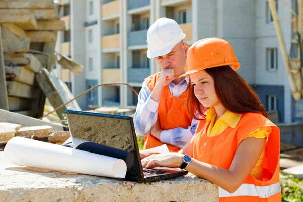 Female and male construction workers — Stock Photo, Image
