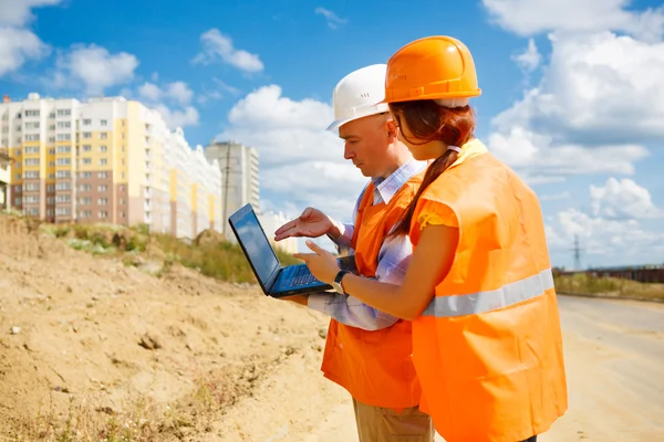 Female and male construction workers — Stock Photo, Image