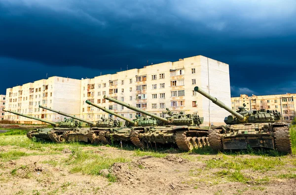 Tank in the background houses — Stock Photo, Image