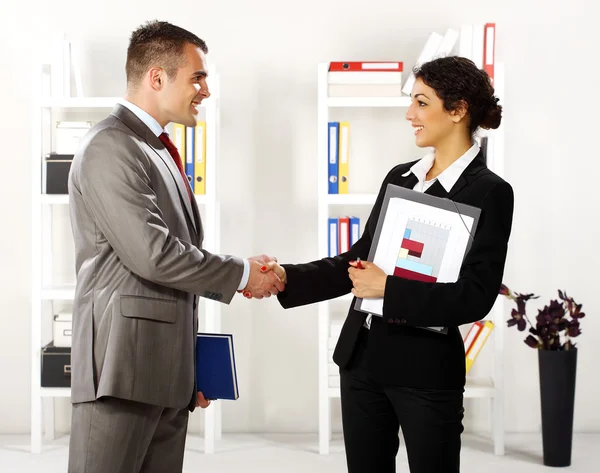 Business handshaking in the office — Stock Photo, Image