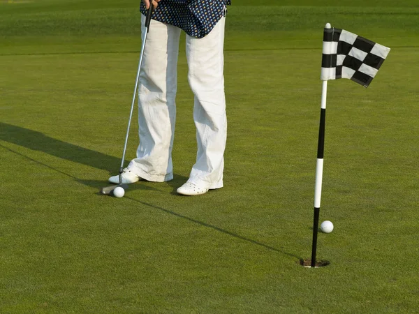 Treinamento de golfe com bola e bandeira — Fotografia de Stock
