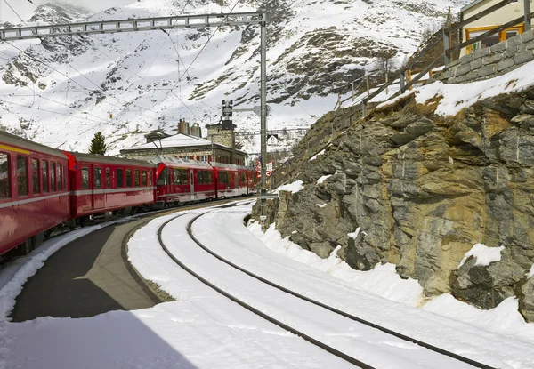 Red train at Alp Grüm station — Zdjęcie stockowe