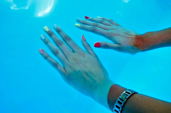 Esmalte de uñas de colores frescos — Foto de Stock