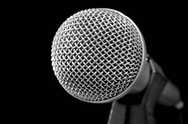 Microfone prateado em preto — Fotografia de Stock