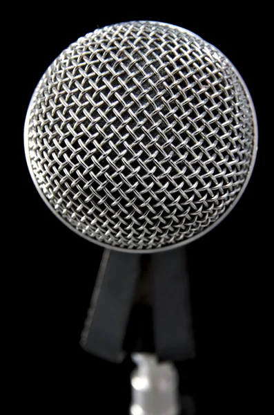 Silbernes Mikrofon auf schwarz — Stockfoto