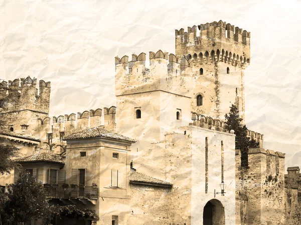 Papel enrugado com castelo Scaligers — Fotografia de Stock