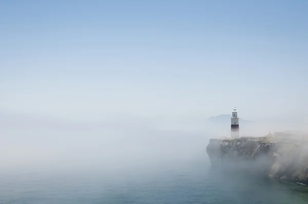 Gibraltar fyr i dimman — Stockfoto