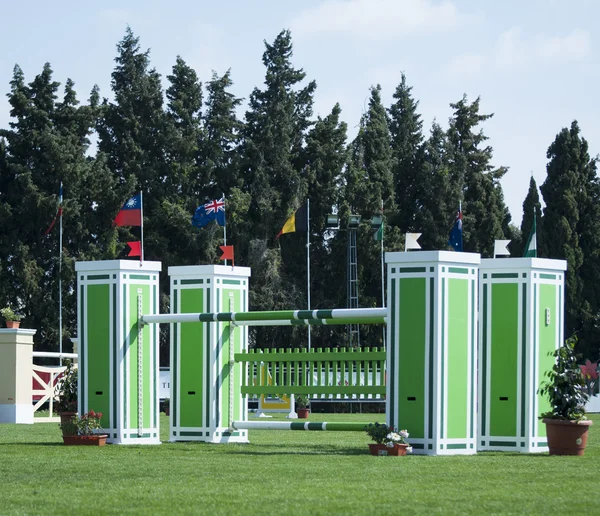 Зелений коня стрибки паркан — стокове фото