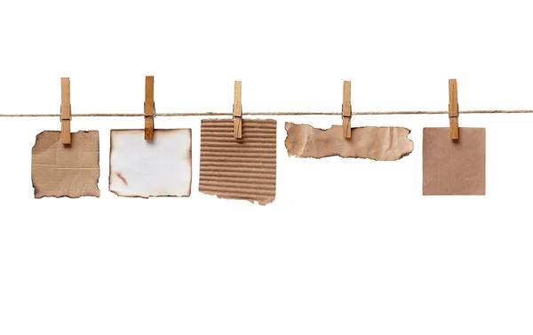 Pinza de ropa y papel de nota en la cuerda de línea de ropa —  Fotos de Stock