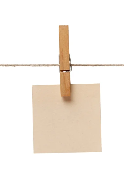 Kolíčkem a papír na laně linie oblečení — Stock fotografie