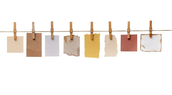 Pinza de ropa y papel de nota en la cuerda de línea de ropa —  Fotos de Stock