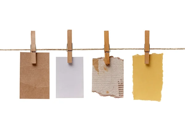 Roupas peg e papel de nota na corda linha de roupas — Fotografia de Stock