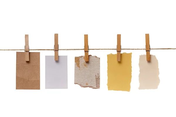 Wäscheklammer und Notizpapier auf Wäscheleine — Stockfoto