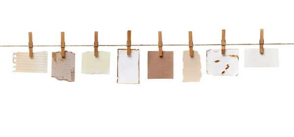 Pasak pakaian dan kertas catatan pada tali pakaian — Stok Foto
