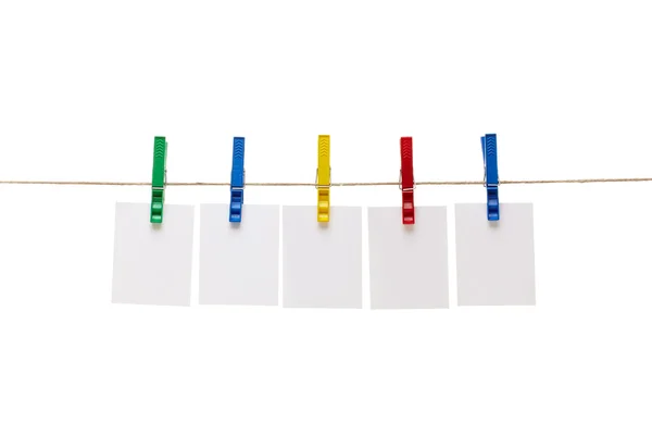 Pinza de ropa y papel de nota en la cuerda de línea de ropa — Foto de Stock