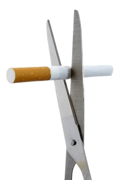 Cigarros e tesouras 1 — Fotografia de Stock