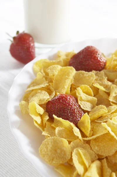 Cereals with milk and strawberries — Stock Photo, Image