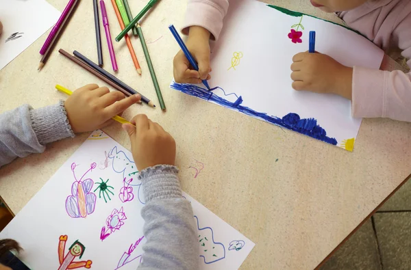 Дитячий живопис малювання шкільна освіта — стокове фото