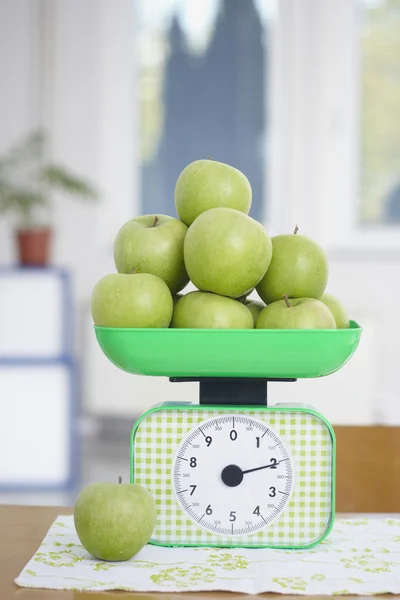 Manzanas verdes a escala de cocina fruta de alimentos —  Fotos de Stock