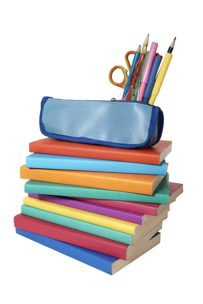 Färgglada böcker stack och penna fall skolutbildning — Stockfoto