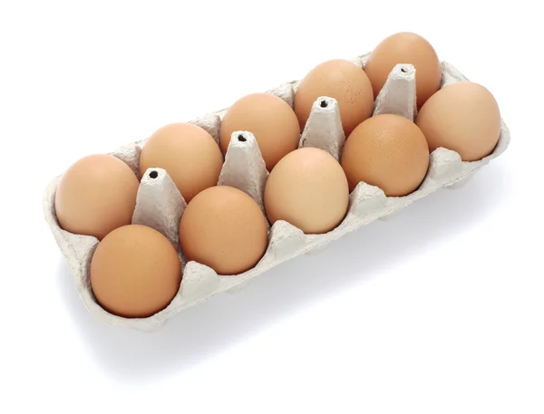 Primer plano de huevo partido a la mitad sobre fondo blanco, con ruta de recorte — Foto de Stock