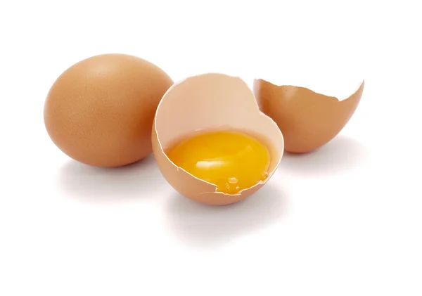 Közelkép a felére csökkent törött tojás, fehér háttér, a Vágógörbe — Stock Fotó
