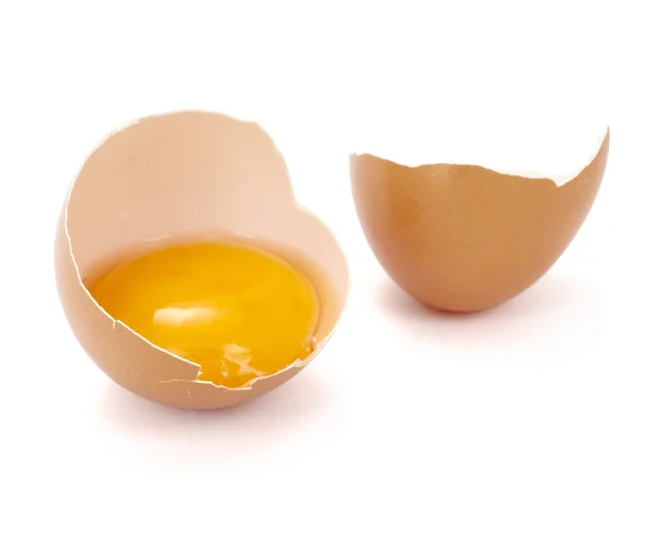 Close up de ovo quebrado pela metade no fundo branco, com caminho de recorte — Fotografia de Stock