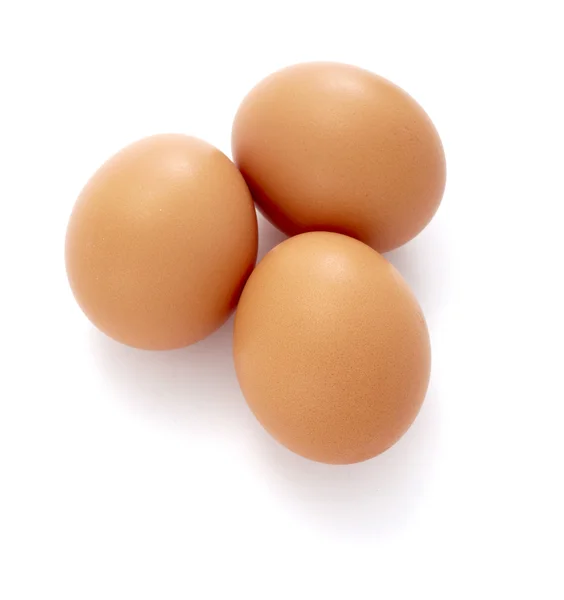 Primer plano de huevo partido a la mitad sobre fondo blanco, con ruta de recorte — Foto de Stock