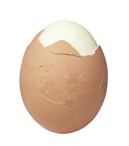 Primo piano di uovo rotto su sfondo bianco, con percorso di ritaglio — Foto Stock