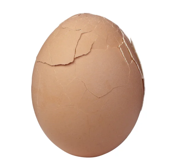 Primer plano de huevo roto sobre fondo blanco, con camino de recorte —  Fotos de Stock
