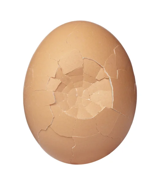 Primo piano di uovo rotto su sfondo bianco, con percorso di ritaglio — Foto Stock