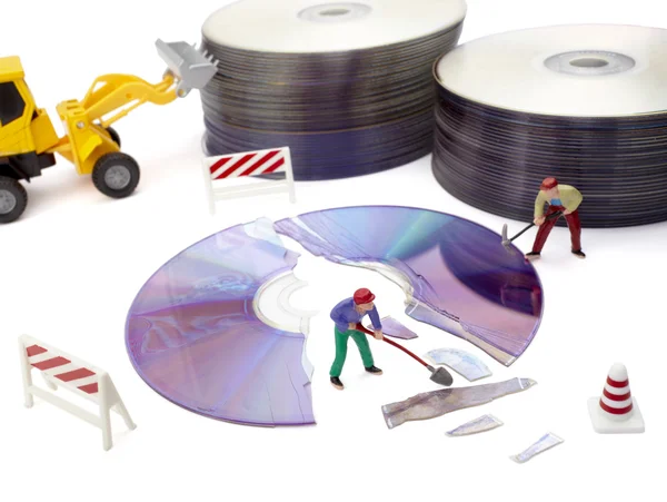 Travailleurs miniatures jouets réparer ordinateur disque compact cassé — Photo
