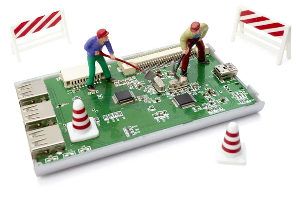 Trabalhadores de brinquedo miniatura reparando parte do computador com circuito — Fotografia de Stock