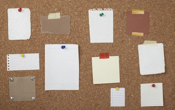 Kahverengi eski kağıt Not arka planı mantar pano — Stok fotoğraf