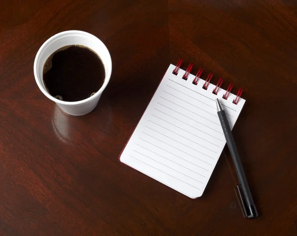 Чашка кофе напиток ноутбук карандаш бизнес — стоковое фото