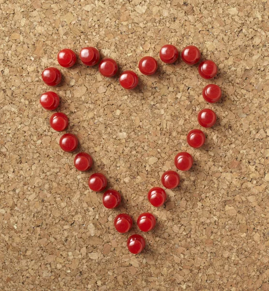 Coração forma amor romance empurrar pin cortiça bordo escritório de negócios — Fotografia de Stock